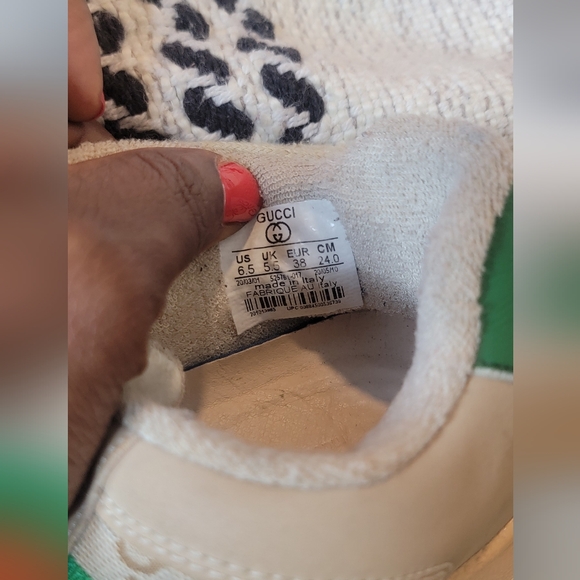 COPY - Beautiful pre-owned Gucci in good condition. Missing a GG stone on one f… - Picture 5 of 13